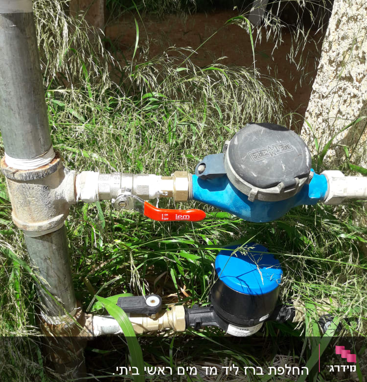 צינורות מים עם ברזים ומדי מים בגינה